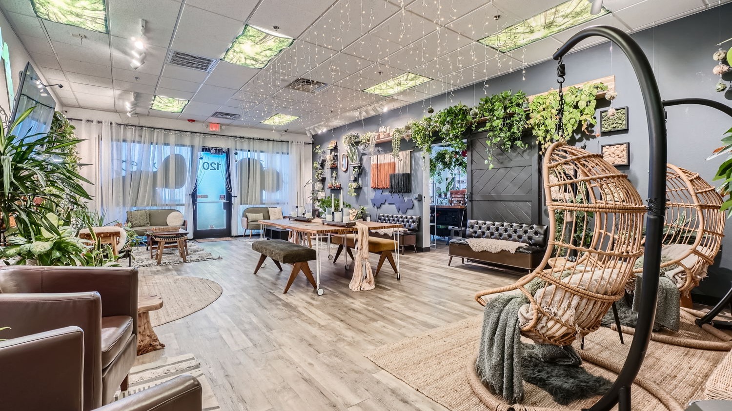 Whether hosting an event or looking for a place to unwind and find inspiration, our creative studio is for you! With a bar and ample seating, come on by and enjoy the ambiance.