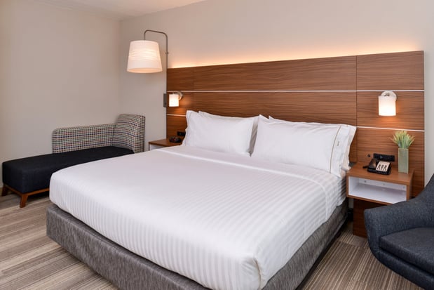 Images Holiday Inn Express & Suites St. Petersburg - Madeira Beach by IHG