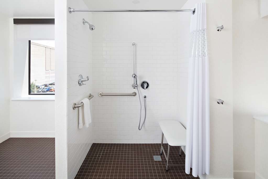 Guest room bath