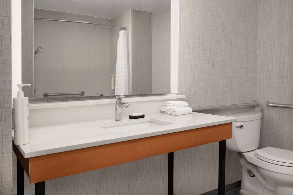Guest room bath