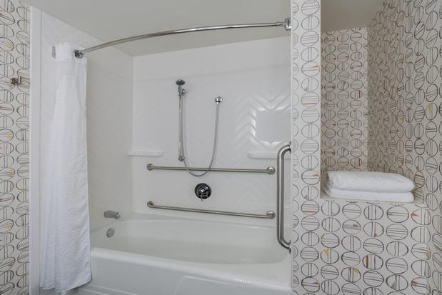 Images Holiday Inn & Suites Pittsfield-Berkshires by IHG