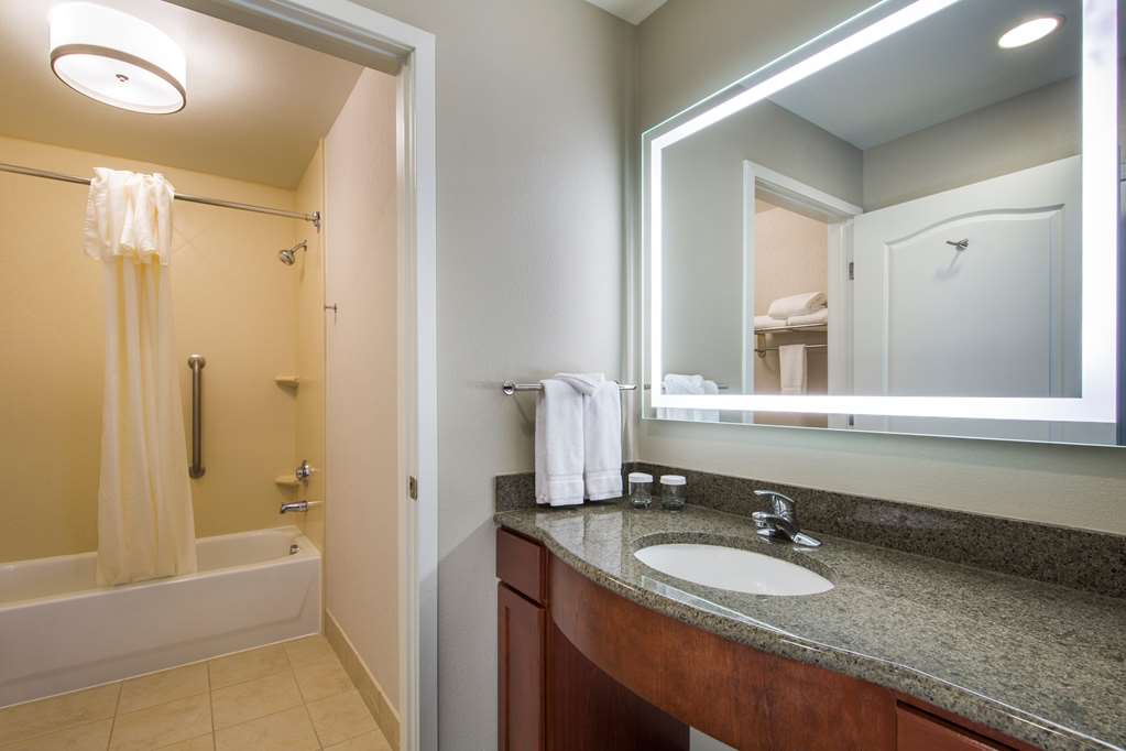 Guest room bath