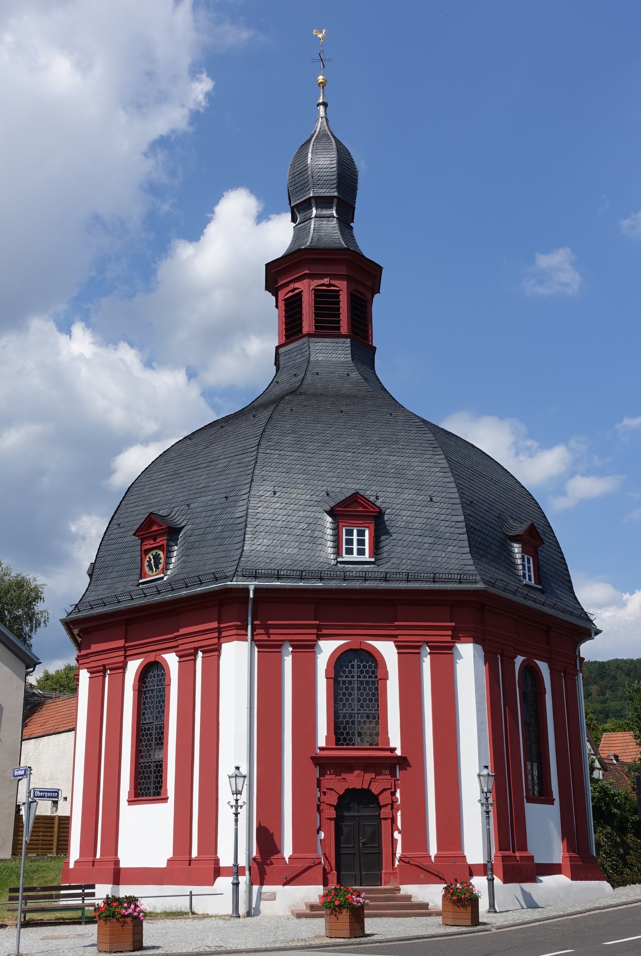 Die Nauroder Kirche ist ein Schmuckstück. Sie wurde unter der Leitung von Johann Jakob Bager erbaut. Am 20. August 1730 wurde sie eingeweiht. Der oktogone Zentralbau im barocken Stil lädt zum Verweilen ein. Sie wirkt, obgleich sie achteckig ist, rund, da 