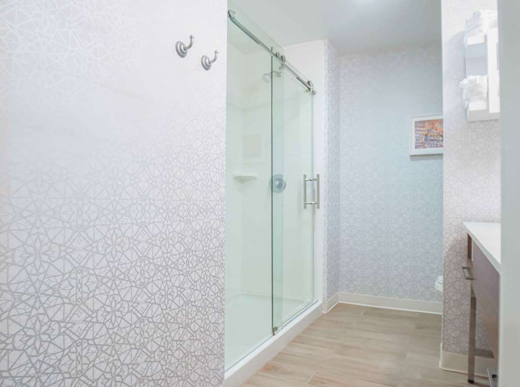 Guest room bath