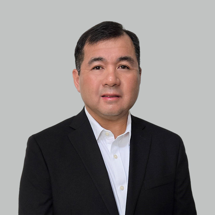 Headshot of Ronald Javate, a wealth advisor at Chase