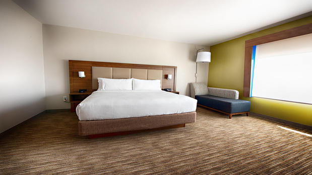 Images Holiday Inn Express & Suites Houston SW - Galleria Area by IHG
