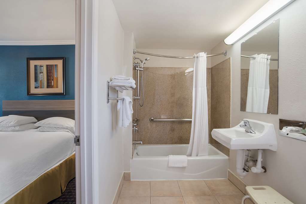 Queen Bathroom