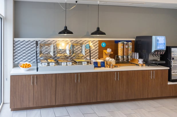 Images Holiday Inn Express & Suites Wichita Airport by IHG