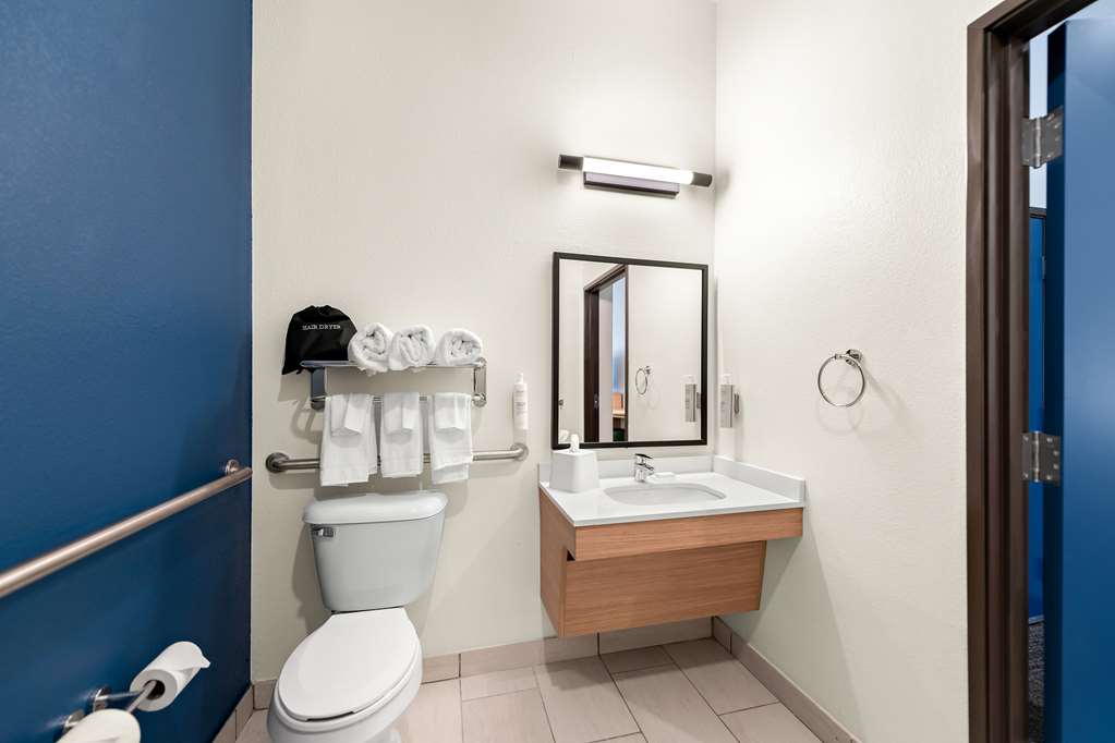 Guest room bath
