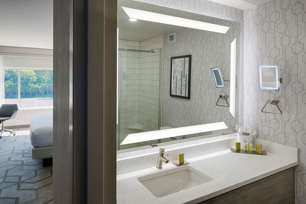 Guest room bath
