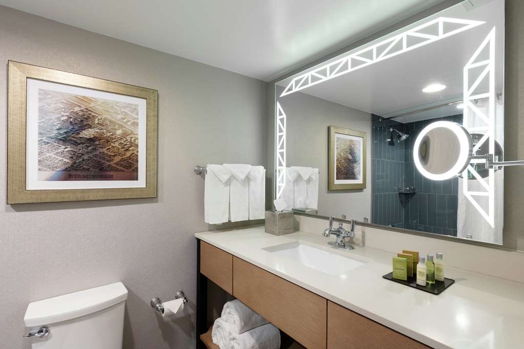 Guest room bath