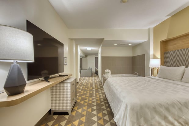 Images Holiday Inn & Suites Madison West - Middleton by IHG