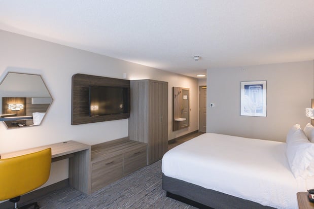 Images Holiday Inn Express & Suites Marquette by IHG