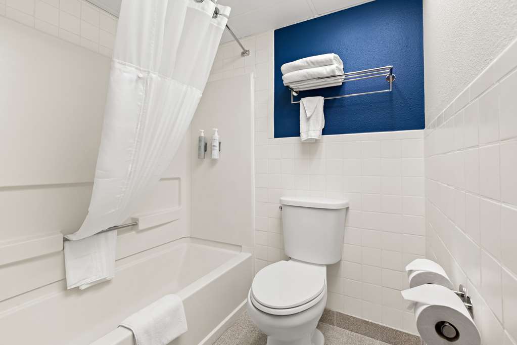 Guest room bath