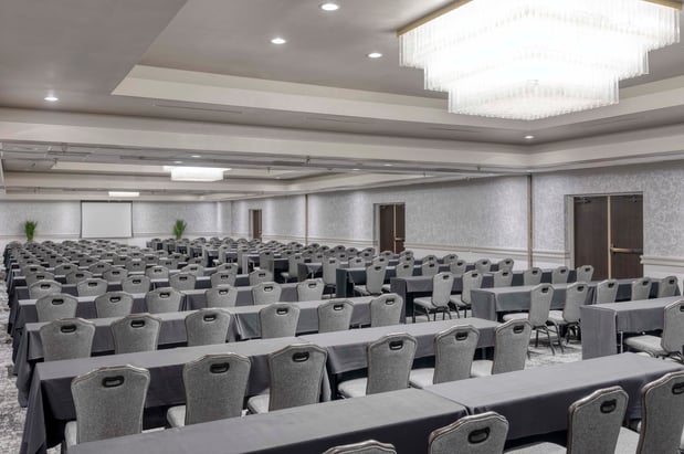 Images Crowne Plaza Indianapolis-Airport by IHG