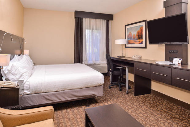 Images Holiday Inn Express & Suites Topeka West I-70 Wanamaker, an IHG Hotel