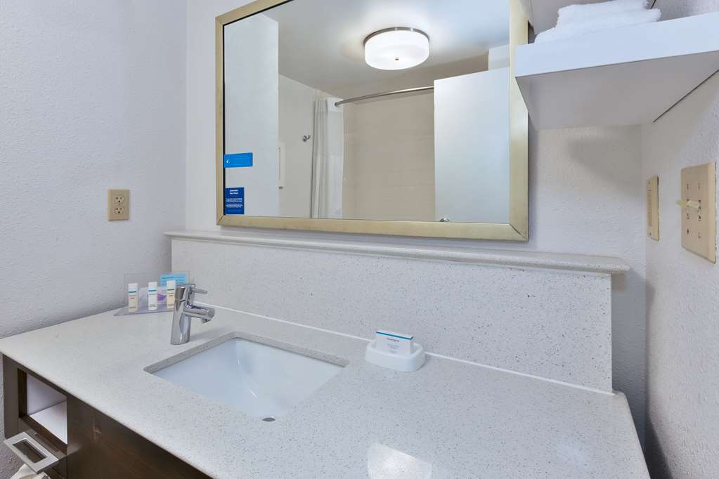 Guest room bath