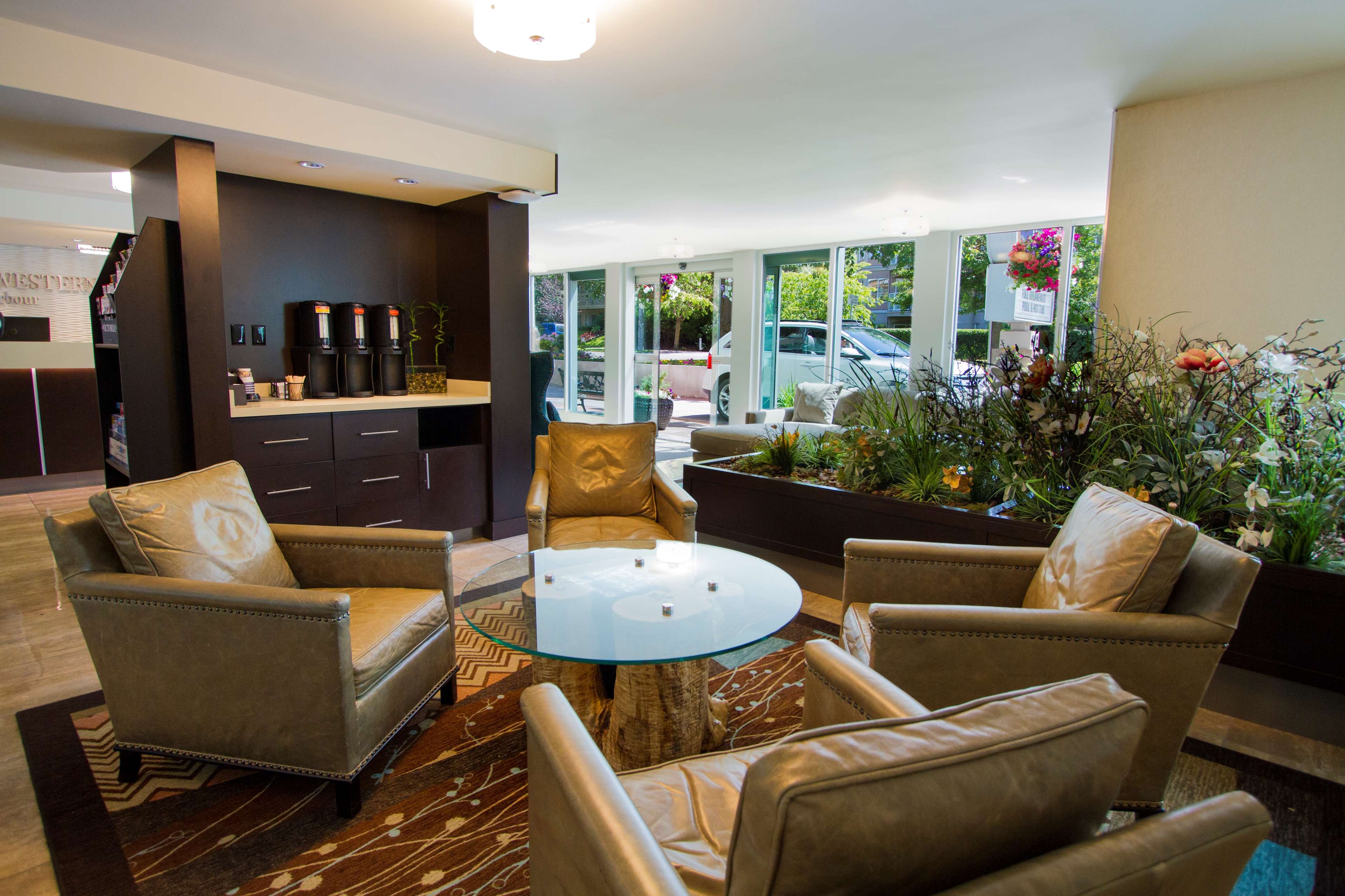 Best Western Plus Inner Harbour in Victoria: Lobby Seating and Coffee Station