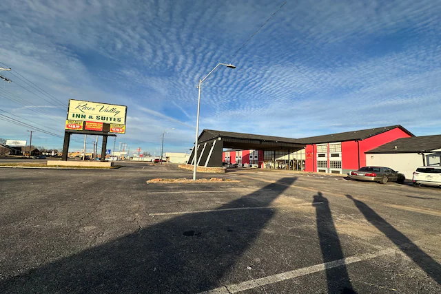 Images River Valley Inn and Suites By Belvilla