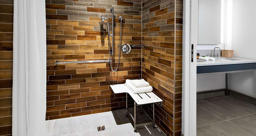 Guest room bath