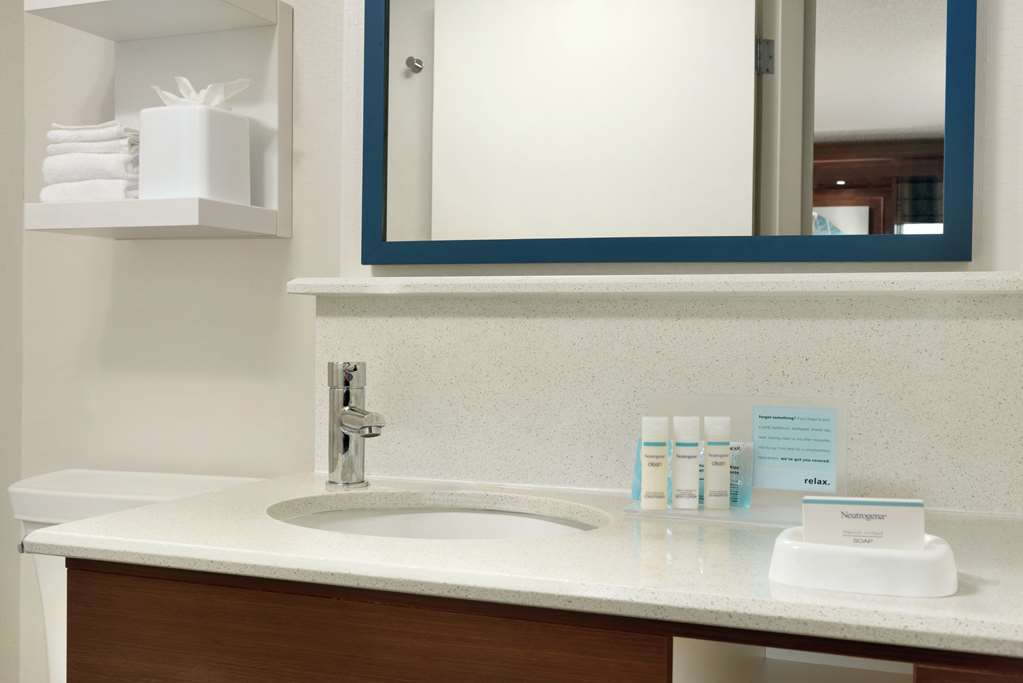 Guest room bath