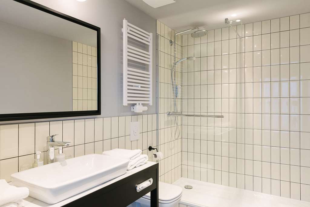 One Bedroom Suite bathroom Hotel Berlin, Berlin, a member of Radisson Individuals Berlin 030 26050