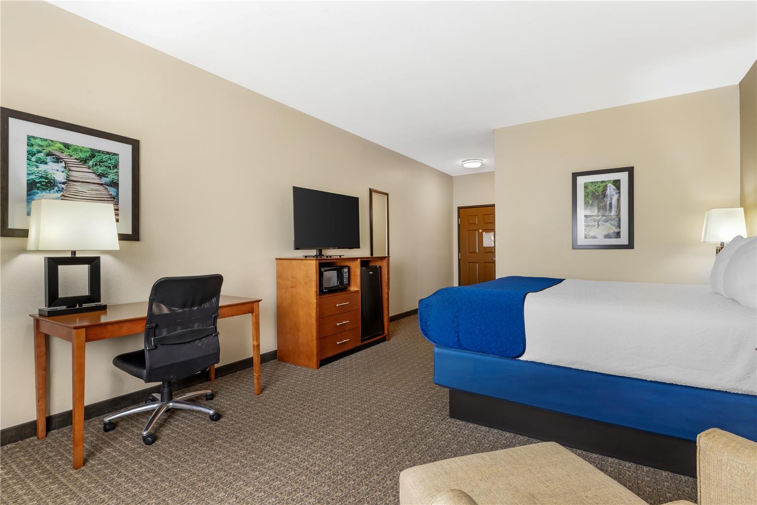 1 King Bed w/ Jetted Tub