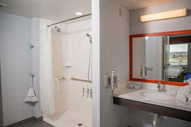 Images Hampton Inn & Suites Erie Bayfront
