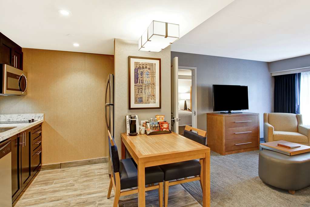 Homewood Suites by Hilton Ottawa Kanata in Kanata: Guest room