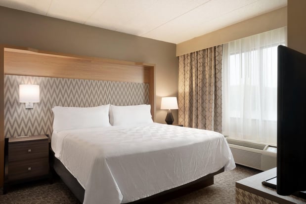 Images Holiday Inn & Suites Council Bluffs-I-29 by IHG