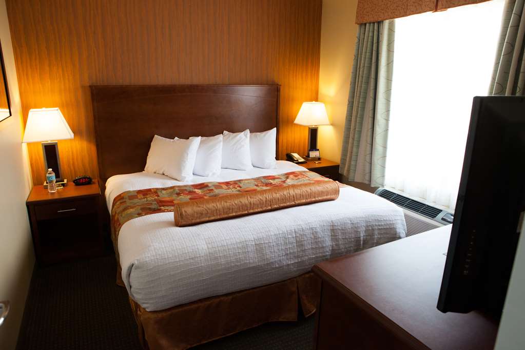 Executive Suite Bedroom Best Western Plus Service Inn & Suites Lethbridge (403)329-6844