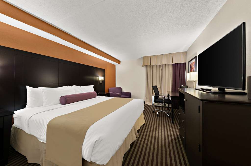 Accessible - 1 King Best Western Plus Toronto North York Hotel & Suites Toronto (416)663-9500