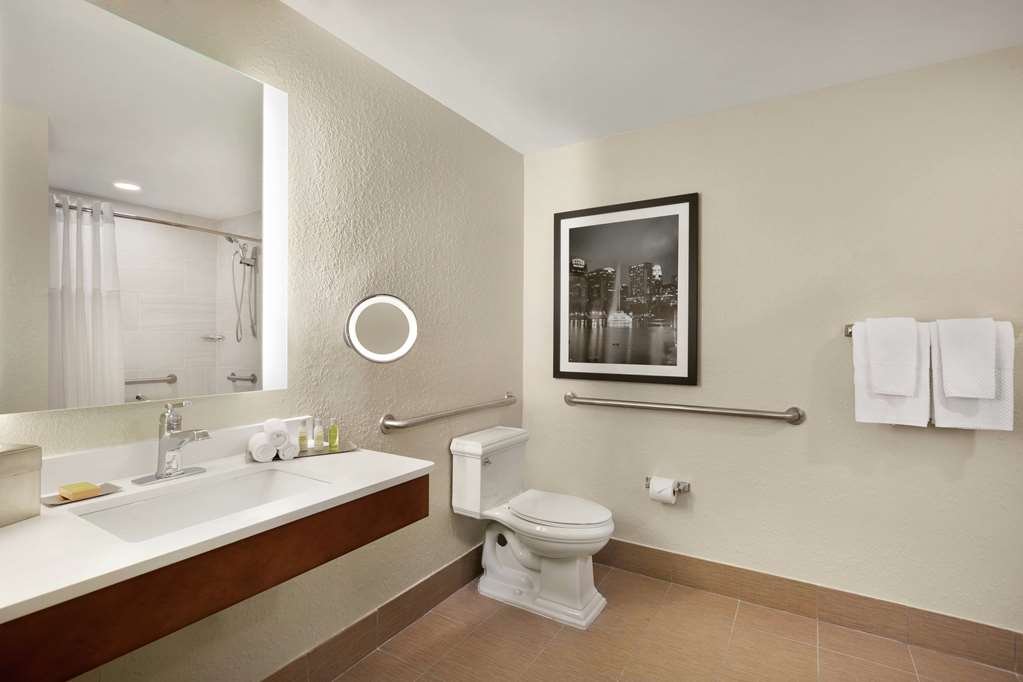 Guest room bath