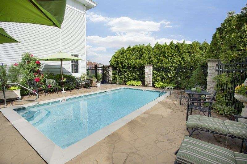 Garden Style Outdoor Heated Pool Best Western Plus Mentor-Cleveland Northeast Mentor (440)205-7378