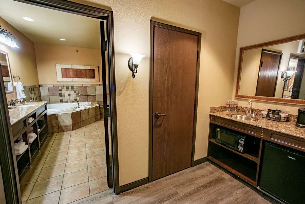 King Whirlpool Suite Wet Bar