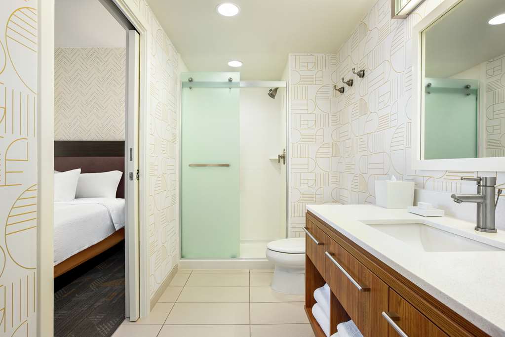Guest room bath
