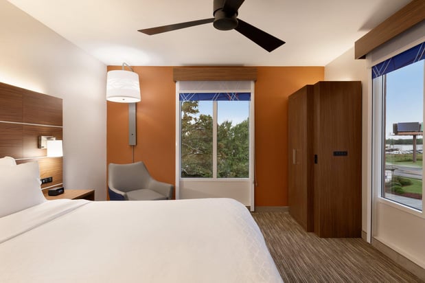 Images Holiday Inn Express & Suites Auburn - University Area by IHG