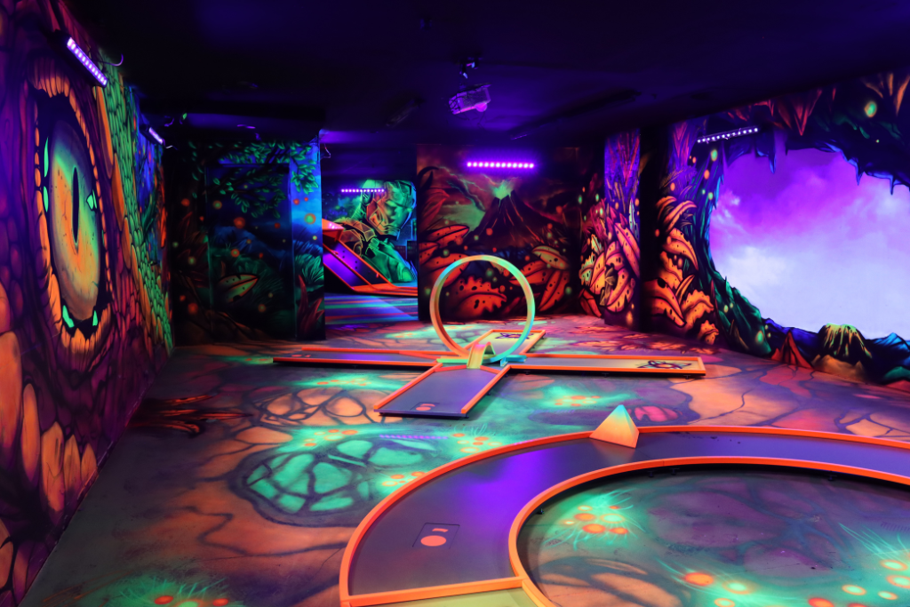 GlowZone 4D Schwarzlicht Minigolf Essen - West Borbeck, Wüstenhöferstraße 234 in Essen