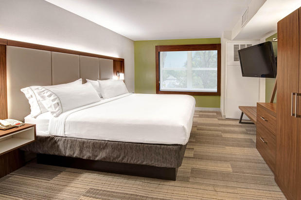 Images Holiday Inn Express & Suites Woodbridge, an IHG Hotel