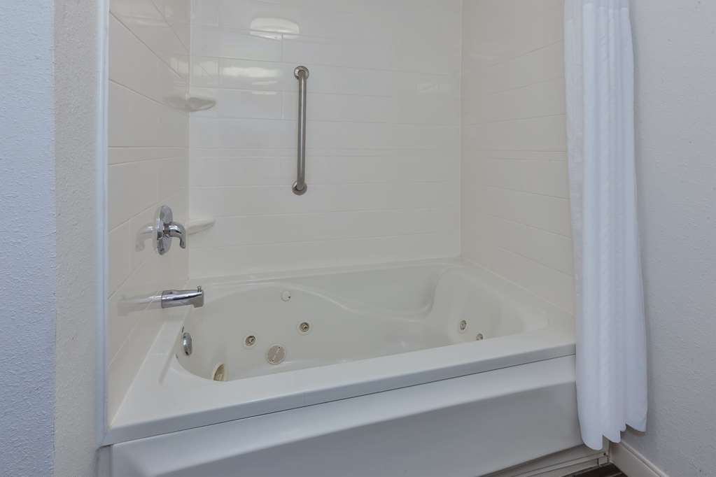 Guest room bath