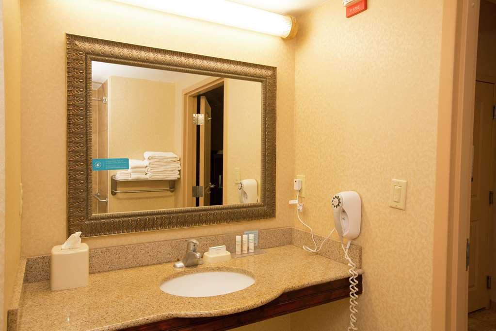 Guest room bath
