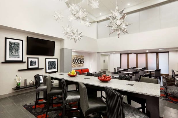 Images Hampton Inn & Suites Roanoke Airport