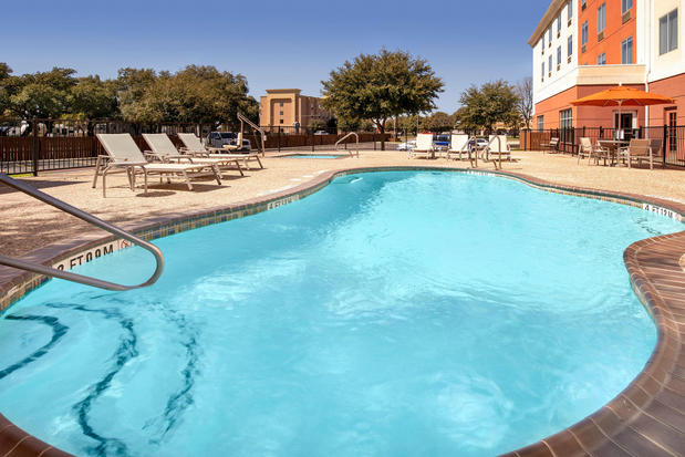Images Holiday Inn Express & Suites Uvalde, an IHG Hotel