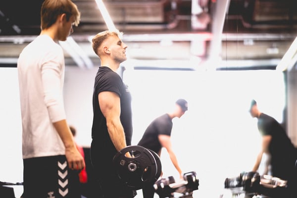 Krafttraining mit Langhantel im Fitnessstudio - David Nikolaitschik - Personal Trainer in Mannheim
