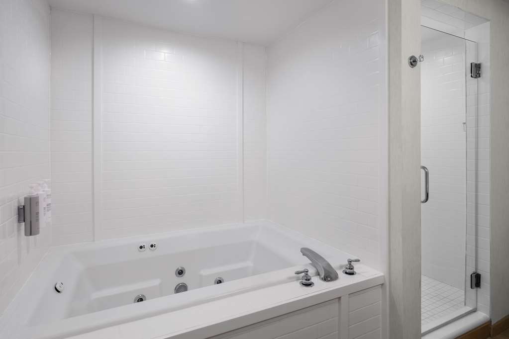 Guest room bath