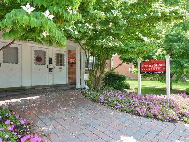 Images Country Manor Apartments