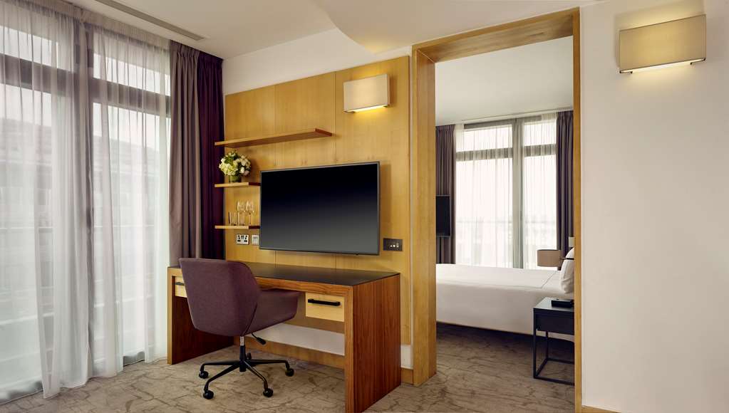 Junior Suite with London Eye view – room
