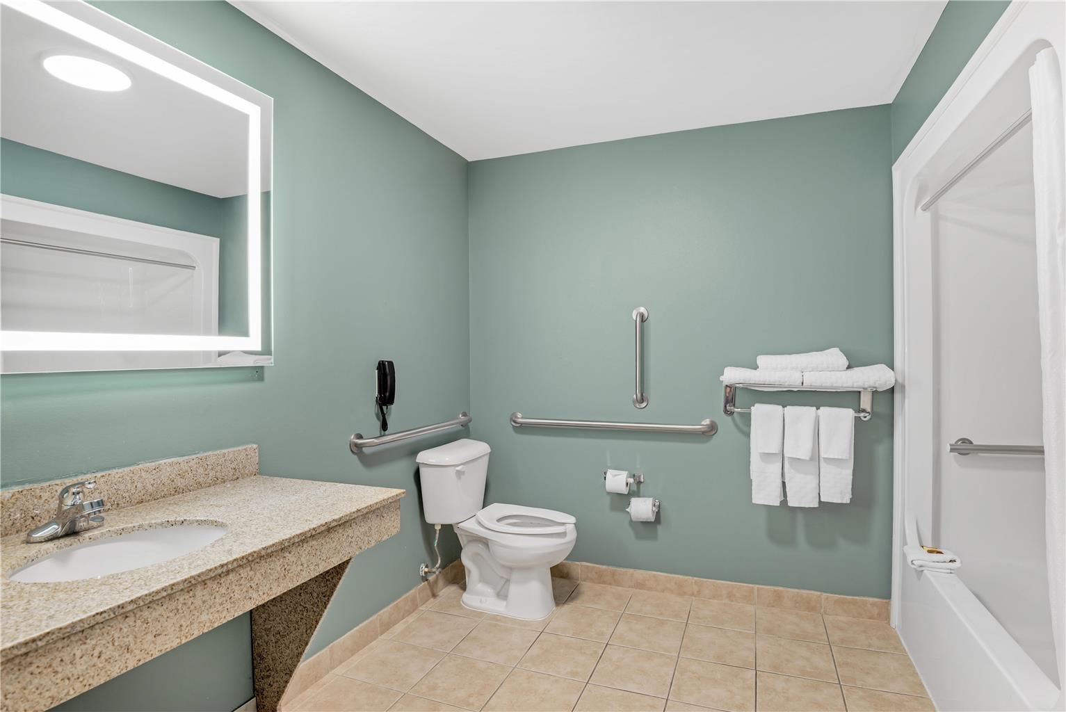 ADA - 1 King Bed w/ Bathtub