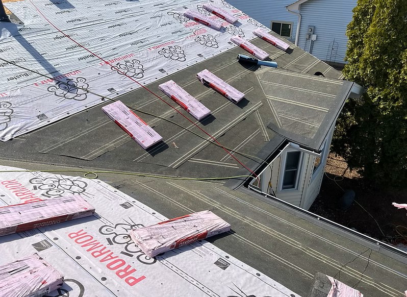 The team at Summit Builders specializes in all roofing solutions, including different materials such as asphalt roofing and metal roofing. Our roofing experts also offer services around shake installation, including cedar and metal shakes.