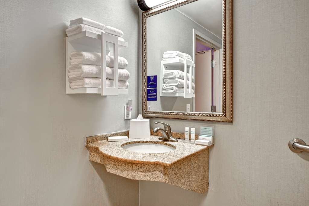 Guest room bath